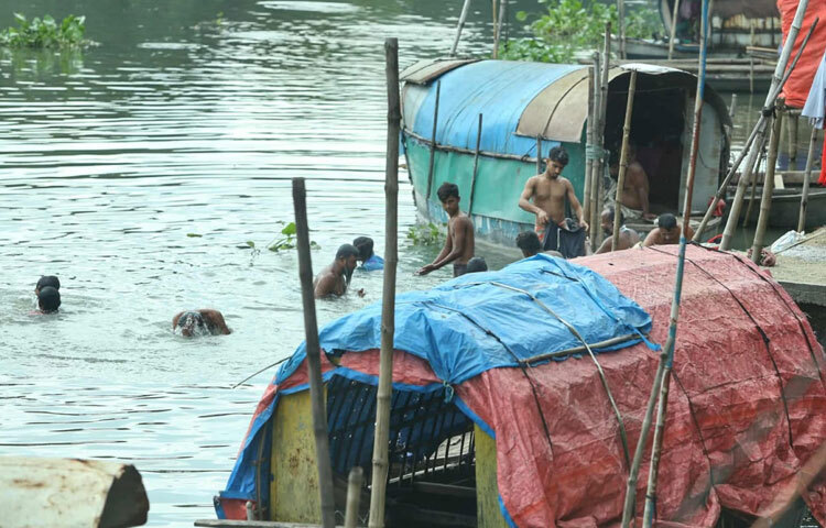 তুরাগ নদীর এই অংশে দিনের শুরু হয় ঢেউয়ের শব্দে। সকালে অনেকেই নৌকা থেকেই নেমে নদীতে মুখ ধোয়, কেউ গোসল করে, কেউ আবার নদীর পানি দিয়েই রান্না শুরু করে। শিশুদের হাসি, বয়স্কদের ক্লান্ত মুখ সবকিছুতেই যেন জড়িয়ে আছে নদীর গন্ধ।