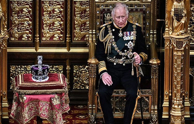 দীর্ঘ ৭০ বছর প্রিন্স অব ওয়েলস হিসেবে দায়িত্ব পালন শেষে ২০২২ সালে মা রানী দ্বিতীয় এলিজাবেথের মৃত্যুর পর তিনি সিংহাসনে আসীন হন রাজা তৃতীয় চার্লস হিসেবে। তার রাজ্যাভিষেকের দিন বিশ্ব দেখেছে এক পরিণত মানুষকে, যিনি রাজনীতি বা প্রভাব নয় বরং ঐতিহ্য ও মানবতার ভারসাম্য বজায় রাখার অঙ্গীকার করেছেন।