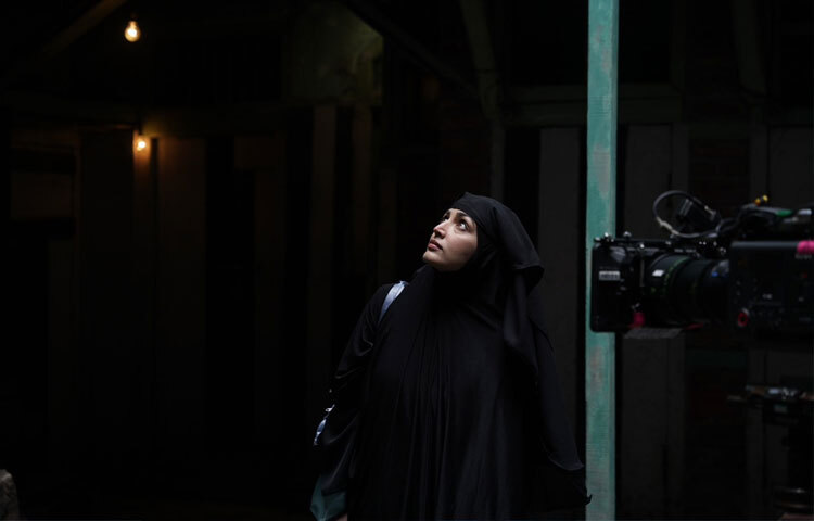 ইয়ামি গৌতমের সবচেয়ে বড় জাদু হলো তার অপ্রচলিত নীরবতা। ইন্ডাস্ট্রির চমকপ্রদ প্রচারণা যুদ্ধে তিনি কখনো অংশ নেন না। তিনি নেই দলে, নেই গসিপে, নেই অযথা সোশ্যাল মিডিয়া প্রদর্শনীতে। তিনি থাকেন কাজে, চুপচাপ, একটা পর্দার আড়ালে।