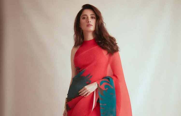 অভিনয়ের বাইরে তামান্না পরিচিত তার শৃঙ্খলাপরায়ণ জীবনযাপনের জন্য। নিয়মিত যোগব্যায়াম, স্বাস্থ্যসচেতনতা আর মানসিক ভারসাম্য এসব নিয়ে তিনি খোলাখুলি কথা বলেন। সামাজিক যোগাযোগমাধ্যমে অতিরিক্ত উপস্থিতি নয়, বরং প্রয়োজনীয় কথাটুকুই তিনি বলতে পছন্দ করেন। এই সংযম আজকের ‘ভাইরাল’ সময়ে তাকে আরও আলাদা করে তোলে।