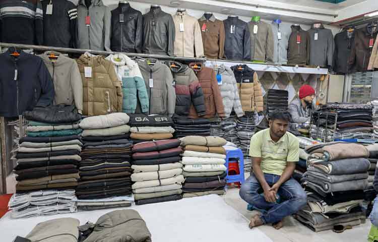 এই মন্দা সবচেয়ে বেশি ভোগাচ্ছে ছোট দোকানিদের। অনেকেই দোকান ভাড়া, কর্মচারীর বেতন আর আগের ধার শোধ করতে হিমশিম খাচ্ছেন। কেউ কেউ বলছেন, শীত মৌসুমটাই ছিল তাদের বছরের সবচেয়ে বড় ভরসা। কিন্তু এবার সেই ভরসাতেই ধস নেমেছে।