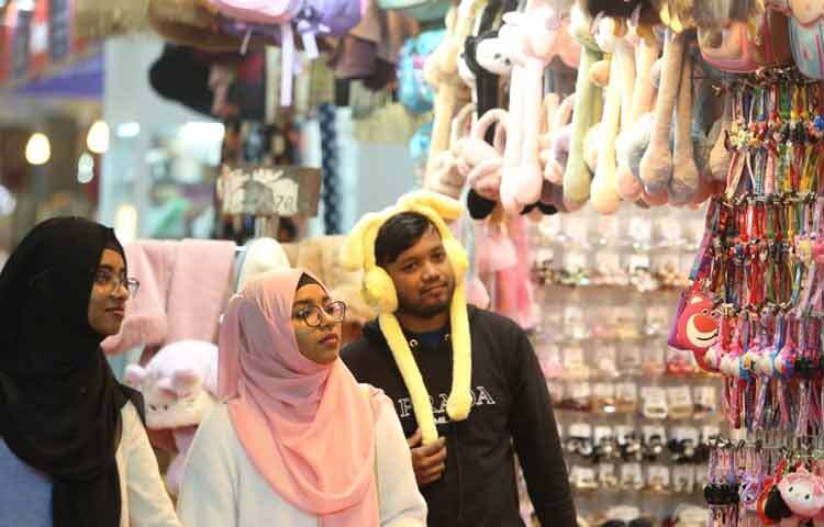 পরিবার, বন্ধু বা প্রিয়জনের সঙ্গে অনেকেই এসে মেলার রঙিন পরিবেশ উপভোগ করছেন।