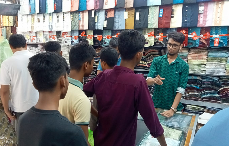 এদিকে ডাকবাংলা মোড়ের জুতার দোকানগুলোতেও ক্রেতাদের ভিড় দেখা যায়। ছবি: আলমগীর হান্নান