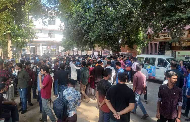 ‘ক্যাম্পাসে পুলিশ কেন, প্রশাসন জবাব চাই’, ‘আমাদের ক্যাম্পাস, আমরাই থাকবো’ ইত্যাদি স্লোগান দিচ্ছেন। তবে বেলা সাড়ে ১১টা পর্যন্ত শিক্ষার্থীদের উপস্থিতি কম।