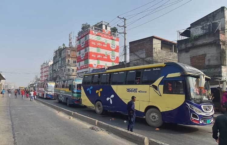 এদিকে সপ্তাহের প্রথম কর্ম দিবস হওয়ায় ঢাকা ময়মনসিংহ মহাসড়কের উভয় পাশে দীর্ঘ যানজটের সৃষ্টি হয়।