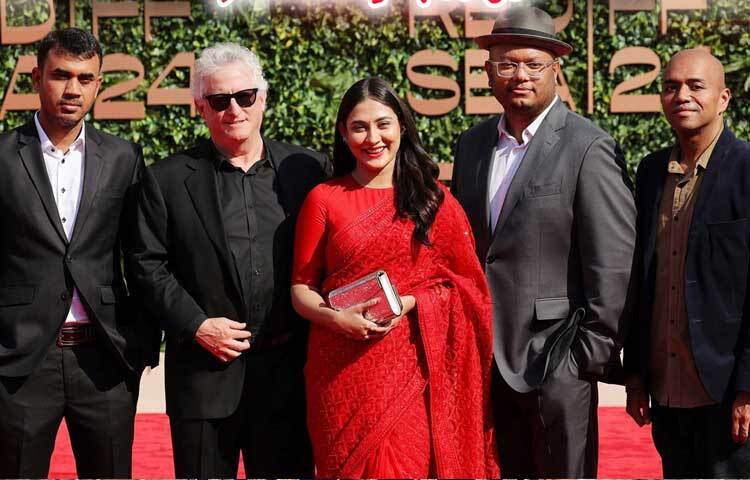 তারকাখচিত এই চলচ্চিত্র উৎসবের রেড কার্পেটে বাংলাদেশি শাড়ির সাজে ধরা দিয়েছেন জনপ্রিয় এই নায়িকা।