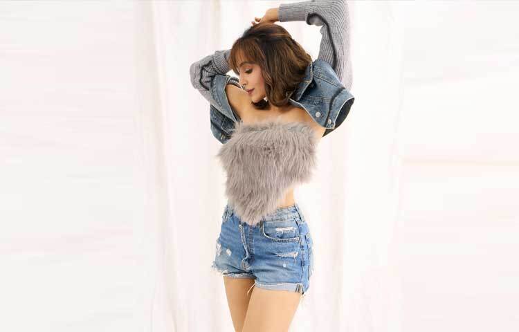 ডেনিম অন ডেনিম শর্টসের লুকে আকর্ষণ ছড়াচ্ছেন তিনি।