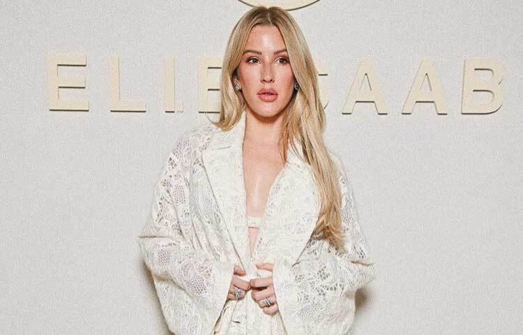 সাদা ড্রেস আর সোনালি চুলে দারুণ লাগছে তাকে।