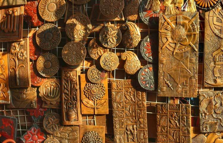 আরও আছে নকশী করা তালপাতার পাখা, পাখি, নৌকা, একতারা, ডুগডুগি, ঢোল, মাথার মাথাল, সাপের বীণ, কুড়েঘর ও ডোরবেলসহ হাজারও বৈশাখী পণ্য।