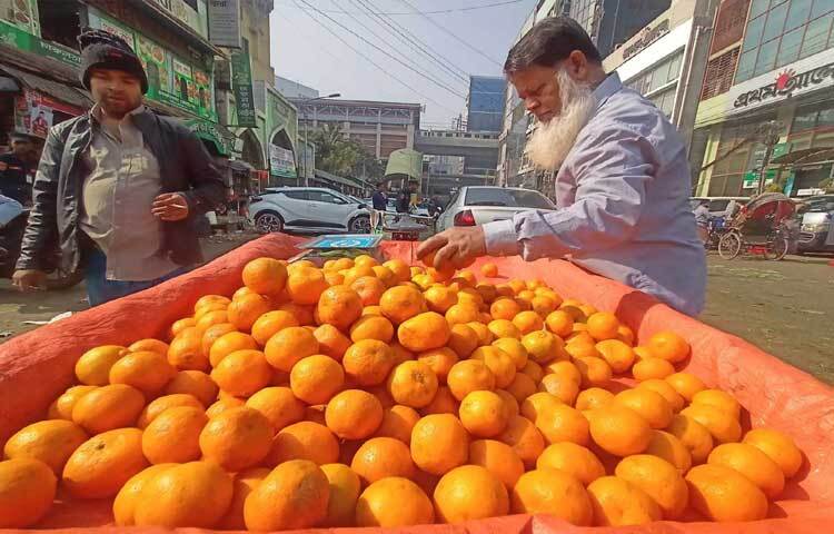 ২০০ টাকা কেজি দরে বিক্রি হচ্ছে কমলা।