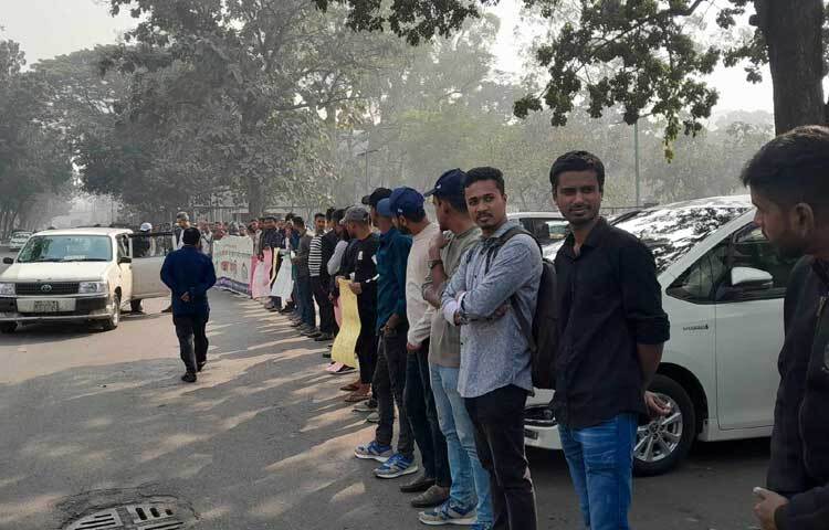 প্রসঙ্গত, ৪০তম ক্যাডেট এসআই ব্যাচে প্রশিক্ষণের জন্য মোট ৮২৩ জন ছিলেন। তারা গত বছরের ৪ নভেম্বর থেকে রাজশাহীর সারদায় পুলিশ একাডেমিতে বুনিয়াদি প্রশিক্ষণ শুরু করেন। তাদের মধ্যে তিন ধাপে ৩১৩ জন এসআইকে মাঠে ও ক্লাসে বিশৃঙ্খলার অভিযোগ তুলে শোকজ করে একাডেমি। এরই মধ্যে তাদের চাকরি থেকে অব্যাহতি দেওয়া হয়েছে।