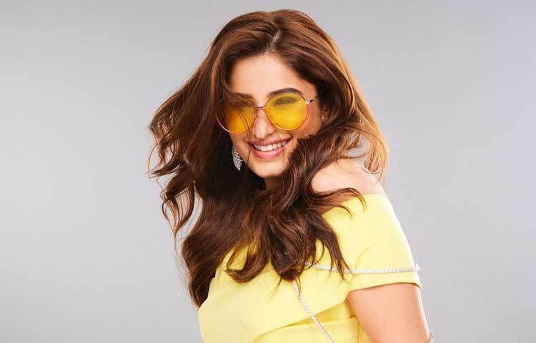 হলুদ ড্রেসের সাথে ম্যাচিং সানগ্লাসে হাস্যোজ্জ্বল রাশা।