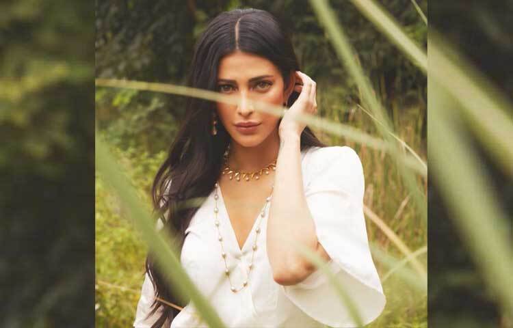 পড়াশোনাতেও তুখোড় ছিলেন শ্রুতি হাসান। অভিনয়ের সঙ্গে তিনি পড়াশোনাও চালিয়ে যান। সাইকোলজি নিয়ে পড়াশোনা করেছেন।