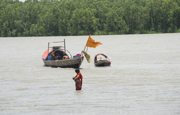 একসময় মায়ের কোলে শিশুটি ঘুমিয়ে গেল। এরপর মা তার পায়ে জালের সুতা পেঁচিয়ে সন্তানকে জড়িয়ে নিলেন। কোলেই ঘুম পড়ালেন। মা যখন কোমর পানিতে সন্তান তখন নিশ্চিন্ত ঘুমে।