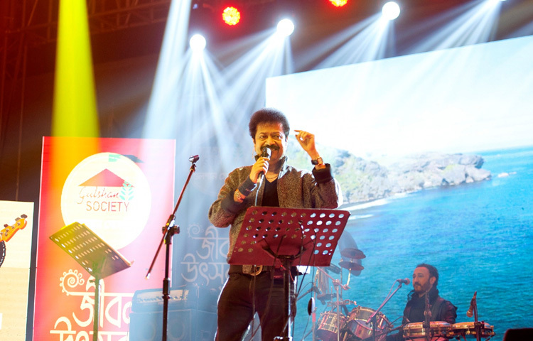 তার চলার পথটি শুধুই মসৃণ ছিল না। তিনি নানা সময় বিতর্কে জড়িয়েছেন, কিন্তু গানের ভুবনে কখনো থেমে যাননি। ব্যক্তিগত ক্ষত, পেশাগত প্রতিযোগিতা, শিল্পী সংঘের জটিলতা-সবই সামলে সুরে থেকেছেন অবিচল।