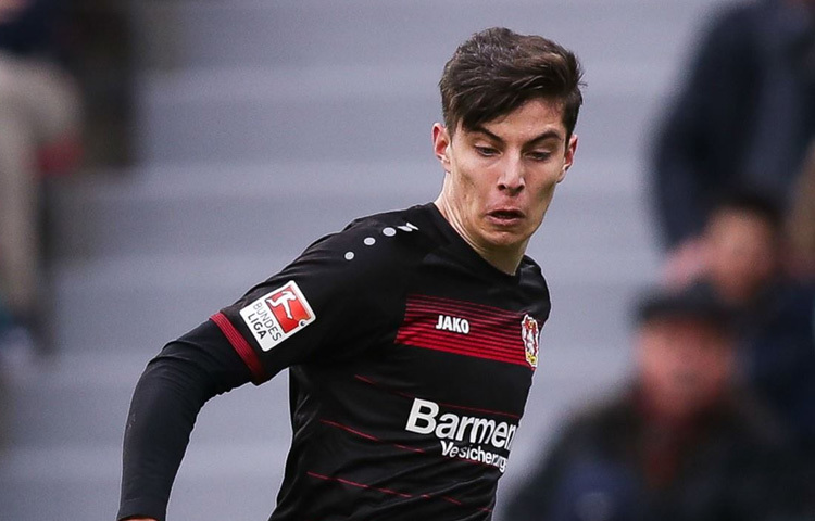 বর্তমানে যেসব খেলোয়াড় ‘ফলস নাইনের’ ভূমিকায় সফল, তাদের মধ্যে কাই হাভার্টজ অন্যতম। তিনি খেলেন ‘নাম্বার টেন’ ও ‘ফলস নাইন’ দুই পজিশনেই। মাঠে ও মাঠের বাইরে সব সময় শান্ত, মার্জিত ব্যবহার ও স্বল্পভাষী পরিচয়ে পরিচিত।