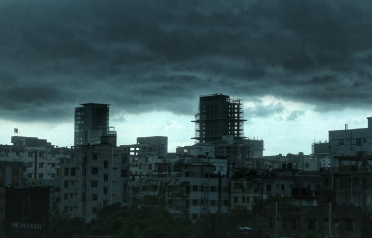 শনিবার দুপুরের দিকে হঠাৎ করে আকাশ মেঘে ঢেকে যায়। এরপর একটানা কয়েক মিনিটের বৃষ্টি যেন রাজধানীবাসীর গায়ে চেপে বসা ভ্যাপসা গরম ধুয়ে নিয়ে যায়।