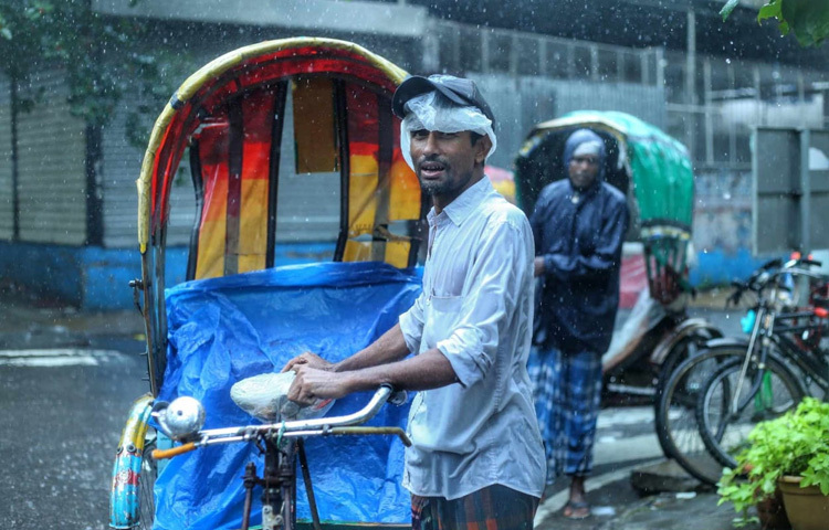 বর্ষার এই দিনে, যখন বাইরে ঝমঝম বৃষ্টি, তখন যারা সেই বৃষ্টি ভেঙে আমাদের সুবিধা নিশ্চিত করেন, তাদের জন্য একটু ভালোবাসা জমিয়ে রাখা উচিত আমাদের সবার।