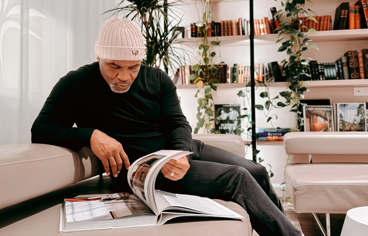 মাইক টাইসনের জীবন শুধু রিংয়ের মধ্যে সীমাবদ্ধ ছিল না, বরং বাইরের জীবনেও ছিল আলো ও অন্ধকারের মিশেল। ১৯৮৮ সালে অভিনেত্রী রবিন গিভেন্সকে বিয়ে করেন, তবে সেই সম্পর্ক খুব বেশি দিন স্থায়ী হয়নি। এরপর আরও দুইবার বিয়ে করেন মনিকা টার্নার ও বর্তমান স্ত্রী লাকিহা স্পাইসারকে।