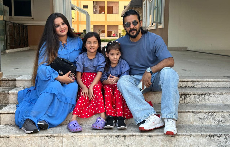 নিরবের সবচেয়ে বড় পরিচয়, তিনি একজন দারুণ পরিবারপ্রেমী মানুষ। ২০১৪ সালের ২৬ ডিসেম্বর সন্ধ্যায় অনেকটা ঘরোয়াভাবে ভালোবাসার মানুষ তাশফিয়া তাহের ঋদ্ধিকে বিয়ে করেন এই নায়ক। তাদের দুইটি কন্যাসন্তান রয়েছে।