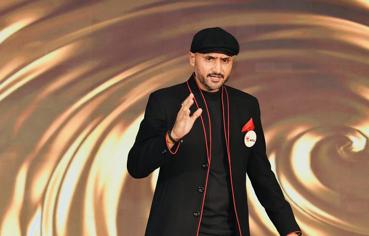 ব্যক্তিত্বে স্বতঃস্ফূর্ত, মাঠে আগ্রাসী; ফলে শিরোনাম থেকেছে বিতর্কেও। ২০০৮‑এ অ্যান্ড্রু সাইমন্ডস ঘটনা, একই বছর আইপিএলে শ্রীশান্তকে সবার সামনে চড়, ভারতীয় ক্রিকেটের নথিতেই আলাদা কলমে লেখা হয়েছিল। সেই হারভজনই আজ নিজের ভুল স্বীকার করেন, অনুতপ্ত, তবু বিতর্ক যেন পিছু ছাড়ে না।