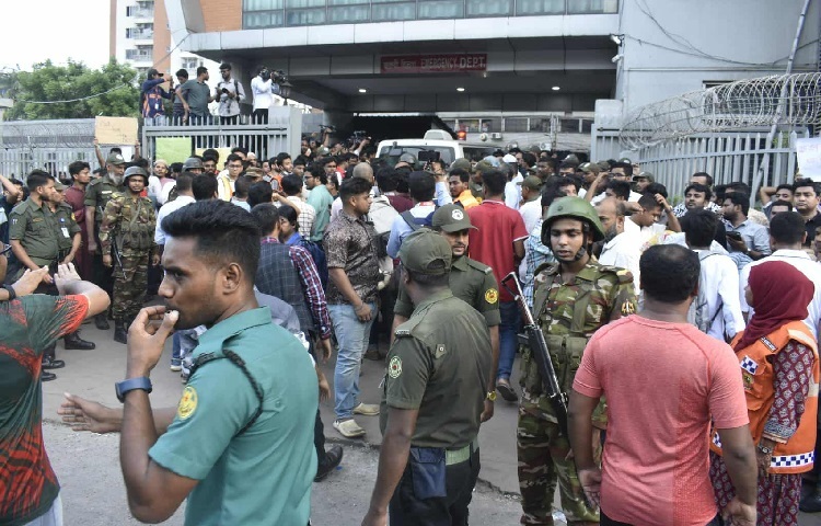 বার্ন ইনস্টিটিউটের ভেতরে এখন অতিরিক্ত রোগীর চাপে মূল ওয়ার্ড ছাড়াও কনফারেন্স রুম, স্টাফ ওয়ার্ডসহ কয়েকটি অতিরিক্ত জায়গা চিকিৎসার জন্য খুলে দেওয়া হয়েছে। হাসপাতাল কর্তৃপক্ষ জানাচ্ছে, দগ্ধদের মধ্যে অনেকেই রয়েছেন আশঙ্কাজনক অবস্থায়।