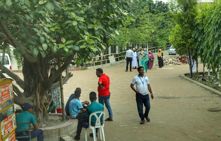 এই মুহূর্তে স্কুল কর্তৃপক্ষের তরফ থেকে কোনো আনুষ্ঠানিক বক্তব্য পাওয়া যায়নি। তবে স্থানীয়দের অনেকে বলছেন, চলমান তদন্ত ও নিরাপত্তার স্বার্থেই হয়তো আজকের এই বিধিনিষেধ।