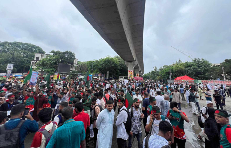 এদিকে, জুলাই যোদ্ধারা বলছেন, জুলাই সনদ তাদের দাবি নয়, এটি তাদের অধিকার। দাবি আদায় না হওয়া পর্যন্ত তারা আন্দোলন চালিয়ে যাবেন।