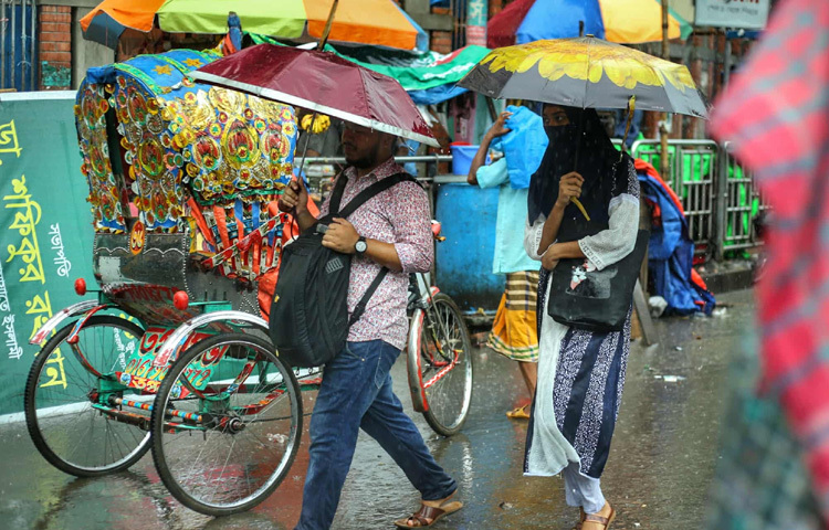 ঝুম বৃষ্টি নামে ঠিক তখনই, যখন কেউ অফিস থেকে বেরোতে যাচ্ছেন, কেউ বা স্কুলগামী সন্তানকে আনতে দাঁড়িয়ে আছেন।