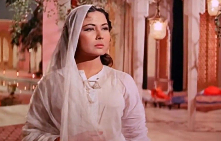 ‘পাকিজা’ শুধু একটি চলচ্চিত্র নয়, মীনা কুমারীর জীবনের প্রতিচ্ছবি। এই সিনেমা তিনি শেষ করেছিলেন মৃত্যুর কিছুদিন আগেই, শরীর আর মন তখন প্রায় বিধ্বস্ত। তবুও ‘পাকিজা’ দেখলে বোঝা যায়, একজন শিল্পী কিভাবে নিজের ক্ষত থেকে সৌন্দর্য তৈরি করতে পারেন। চোখে কাজল, ঠোঁটে নীরব অভিমান, আর দৃষ্টিতে এক আদি প্রেমের উন্মাদনা-এই মীনা কুমারী আজও দর্শকদের হৃদয়ে গেঁথে আছেন।