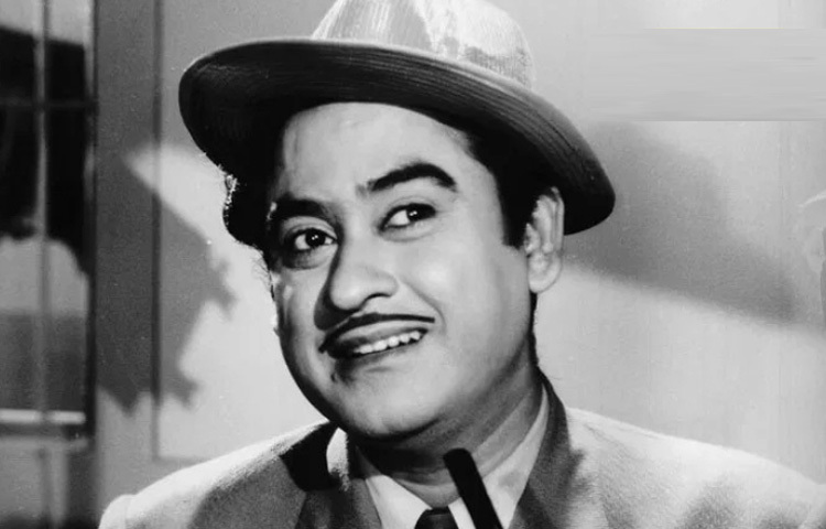 গায়ক হিসেবে যেমন অনন্য, অভিনেতা হিসেবেও তেমনি দুর্দান্ত। তার কমিক অভিনয় ‘পড়োশন’, ‘হাফ টিকিট’, ‘ছোটি সি বাত’ এর মতো ছবিতে আজও দর্শককে আনন্দ দেয়। সেই সময়ের সাদামাটা হিউমারেও তিনি যেভাবে প্রাণ এনে দিতেন তা নিছক অভিনয় ছিল না, ছিল এক নিখুঁত অনুভব।