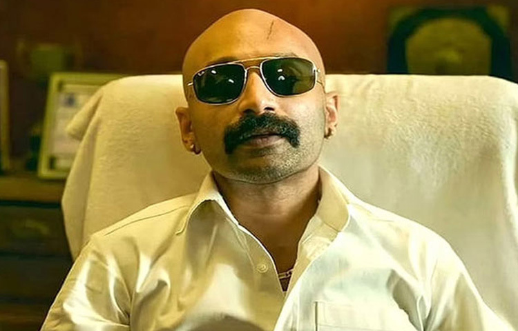 ফাহাদের চোখে এমন এক ভাষা আছে, যা কোনো ডায়ালগ দিয়ে বোঝানো যায় না। তার একেকটা দৃশ্য দেখে দর্শক আবিষ্কার করে অজস্র ব্যাখ্যা। কখনো সেখানে থাকে প্রেম, কখনো হতাশা, কখনো বা ভয়। অথচ সেই চোখগুলো থাকে একদম স্থির, শুধু সময় বুঝে বদলায় তাদের অর্থ।