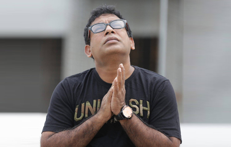 মোশাররফ করিমকে নিয়ে একটা ভুল ধারণা অনেকের তিনি কেবল হাসির চরিত্রেই দক্ষ। কিন্তু তা একেবারেই ভুল। তিনি কমেডির আড়ালে যেভাবে কষ্ট, গ্লানি, হতাশা আর নির্ভরতার ছবি আঁকেন তা অনন্য। সংলাপ হয়তো হাসির, কিন্তু তার দৃষ্টিতে থাকে গোপন হতাশার ছাপ। আর এখানেই তিনি আলাদা। কারণ হাস্যরস দিয়ে দুঃখ ঢেকে রাখা খুব সহজ কাজ নয়, আর তা তিনি করে দেখিয়েছেন।