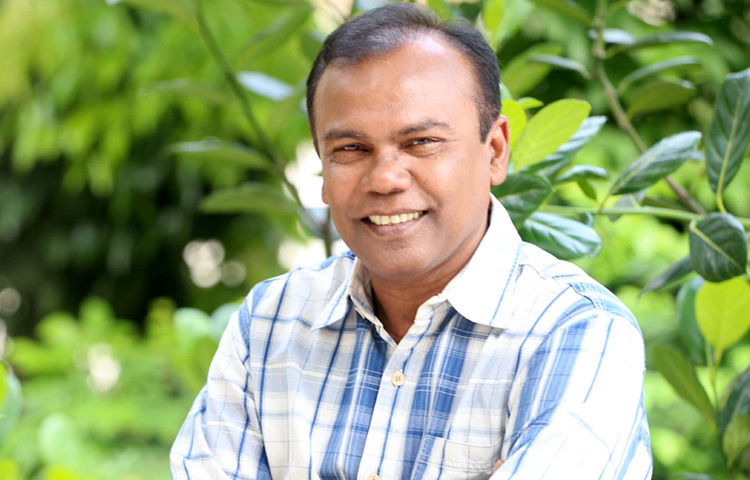 ফজলুর রহমান বাবুকে নিয়ে কথা হলে শুধু অভিনয় নয়, গানকেও ভুলে যাওয়া যায় না। লোকগানের প্রতি তার অদ্ভুত টান। ‘মজলিশপুরের গম্ভীরা’, ‘ভাড়াটিয়া’, ‘সাদা সাদা কালা কালা’ গানগুলো শুধু শ্রোতার কানে যায়নি, গেঁথে গেছে তাদের মনেও। তার কণ্ঠে ধরা পড়ে গ্রামের গন্ধ, মাঠের হাওয়া, মানুষের গল্প। গায়ক বাবু যেন আরেক রূপে শিল্পচর্চার অঙ্গনে ঘোরেন।