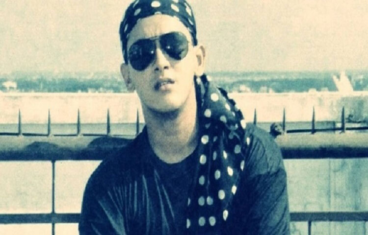 ১৯৯৬ সালের ৬ সেপ্টেম্বর, বাংলাদেশি চলচ্চিত্রপ্রেমীদের কাছে এক শোকাবহ দিন। মাত্র ২৫ বছর বয়সে অপ্রত্যাশিতভাবে নিভে যায় এক দীপ্তিমান প্রদীপ। তার মৃত্যু এখনো রহস্যময়, নানা বিতর্ক ও গুঞ্জন ঘিরে রেখেছে। কিন্তু নিশ্চিত বিষয় হলো, সেই দিনটিতেই দর্শক হারিয়েছিল তাদের প্রিয়তম নায়ককে।