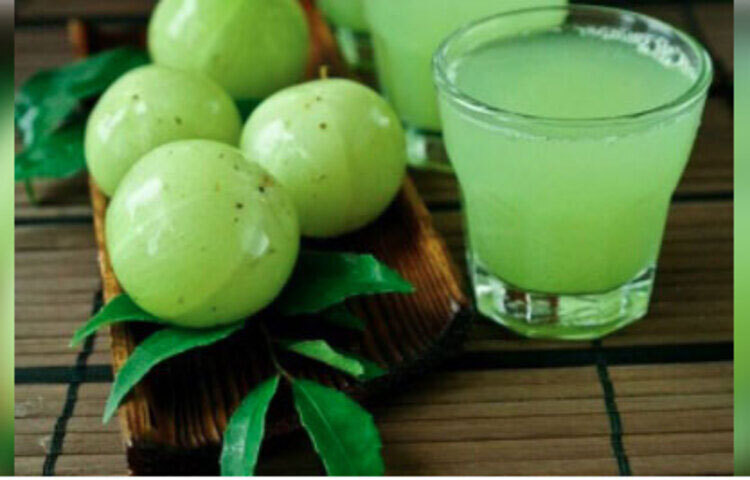 ডায়াবেটিস ও কোলেস্টেরল নিয়ন্ত্রণে রাখে: আমলকি ব্লাড সুগার লেভেল নিয়ন্ত্রণ করে ডায়াবেটিস প্রতিরোধে সাহায্য করে। একইসঙ্গে খারাপ কোলেস্টেরল কমাতে এটি কার্যকর ভূমিকা রাখে।