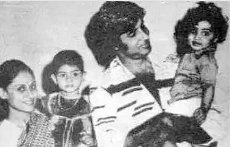 দুই সন্তান অভিষেক ও শ্বেতা নিয়ে গড়া তাদের পরিবার আজও বলিউডের অন্যতম আদর্শ সংসার হিসেবে পরিচিত। এক বিরল ছবিতে দেখা যায়-দুই সন্তানকে কোলে নিয়ে উজ্জ্বল হাসিতে ভরা সেই সময়ের অমিতাভ-জয়া দম্পতি।