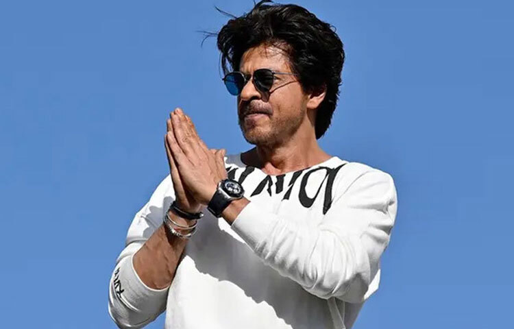 অন্যদিকে শাহরুখ খান আজ বিশ্বজুড়ে পরিচিত ‘কিং খান’ নামে।