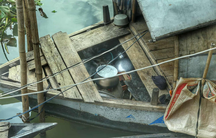 এই জীবনের কষ্টও কম নয়। বর্ষায় যখন নদী ফুলে ওঠে, তখন ভাসমান ঘরগুলোও ভাসে ভয়ের মধ্যে। মাঝে মাঝে ঝড়ের রাতে নৌকা ভেসে যায়, কারো জীবনও হারিয়ে যায় সেই জলে।