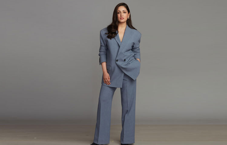 এই নীরবতাই তাকে আলাদা করেছে অন্যদের থেকে। যেখানে অনেকে নিজেদেরকে আলোচনার কেন্দ্রে রাখতে ব্যস্ত, সেখানে ইয়ামি নিজের আলো জ্বালান চরিত্রের মধ্যে পরিচয়ের ভেতর নয়।