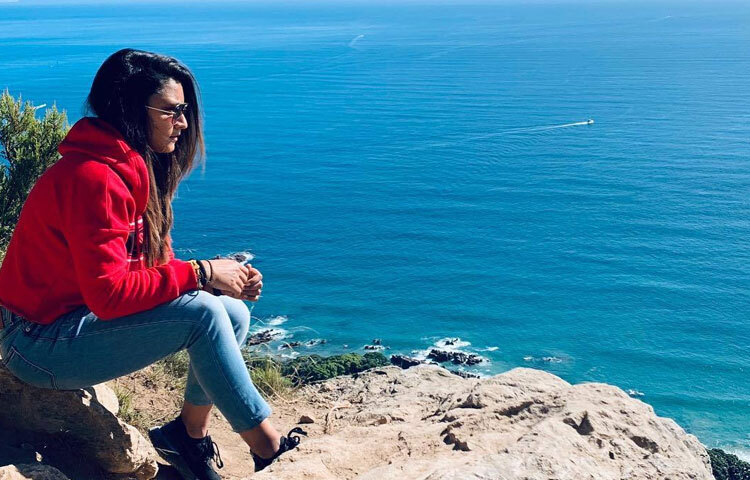 মাঠে যতটা মনোযোগী, মাঠের বাইরে ততটাই অনুপ্রেরণাদায়ী তিনি। নারী ক্রিকেটারদের সুযোগ-সমতা, নিরাপত্তা এবং ফিটনেস নিয়ে নিয়মিত কথা বলেন। বিশেষ করে তরুণ মেয়েদের উদ্দেশে তার বার্তা, নিজেকে কখনো ছোট ভাববে না। মাঠ তোমাকে নিজেই বড় বানিয়ে দেবে। চণ্ডীগড়ের মেয়েদের কাছে তিনি এখন এক রোল মডেল।