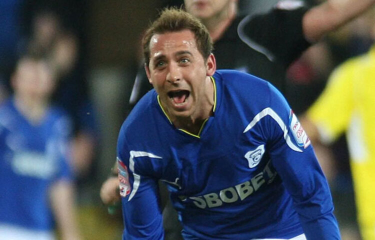 অবসর-পরবর্তী জীবনে মাইকেল চোপড়া নিজেকে শুধু সাবেক ফুটবলার হিসেবে সীমাবদ্ধ রাখেননি। তিনি মানসিক স্বাস্থ্য সচেতনতা নিয়ে কাজ শুরু করেন, বিশেষ করে খেলোয়াড় ও তরুণদের মধ্যে। বক্তৃতা, সাক্ষাৎকার ও বিভিন্ন উদ্যোগের মাধ্যমে তিনি বোঝাতে চান মানসিক সমস্যা দুর্বলতার লক্ষণ নয়, বরং তা স্বীকার করাই সবচেয়ে বড় শক্তি।