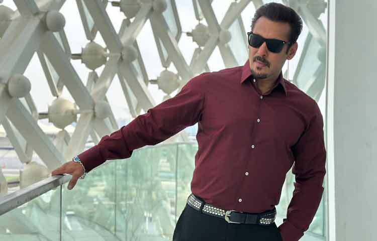 ভক্তরা তাকে ‘ভাইজান’ বলে ডাকেন। এটা নিছক ডাকনাম নয়, এক ধরনের সম্পর্ক। বড় ভাই যেমন পরিবারকে আগলে রাখে, তেমনি সালমান খানও তার সহশিল্পী, নতুন অভিনেতা কিংবা কর্মীদের পাশে দাঁড়ান। অনেক নতুন মুখ তার হাত ধরেই বলিউডে জায়গা পেয়েছেন। এই ভাইজান হয়ে ওঠার পেছনে আছে কর্তৃত্ব নয়, বরং দায়িত্ববোধ। তাই তো বয়স বাড়লেও তিনি শুধু নায়ক নন, হয়ে উঠেছেন এক প্রজন্মের অভিভাবকসুলভ চরিত্র।