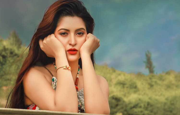 খোলা চুল আর মায়াবী চাহনিতে অপরূপ পরী।