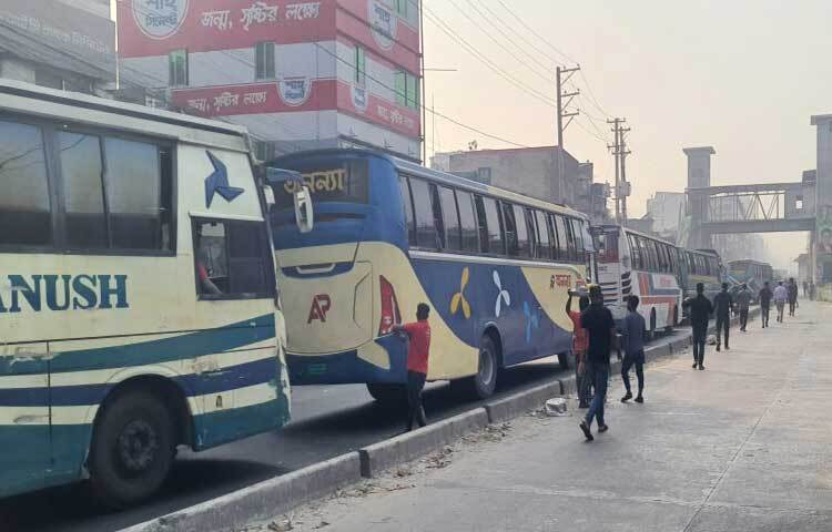 খবর পেয়ে শিল্প পুলিশ ও থানা পুলিশ ঘটনাস্থলে এসে শ্রমিকদের বুঝিয়ে মহাসড়ক থেকে সরিয়ে দেওয়ার চেষ্টা করে।