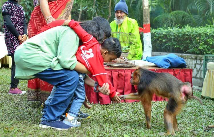 হোটেলে আয়োজিত ‘ক্রিসমাস কিডস কার্নিভ্যাল’-এ শতাধিক শিশুর অংশগ্রহণে এক মিলনমেলায় পরিণত হয়েছে।