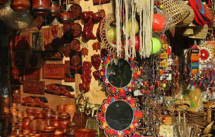 মৃৎশিল্প, কারুশিল্প ও বেতশিল্প নাগরিক জীবনে তাই বেশ জনপ্রিয় হয়ে উঠেছে।  এই তিন শিল্পের মেলবন্ধন দেখতে পাওয়া যায় ঢাকা বিশ্ববিদ্যালয়ের দোয়েল চত্বরে।