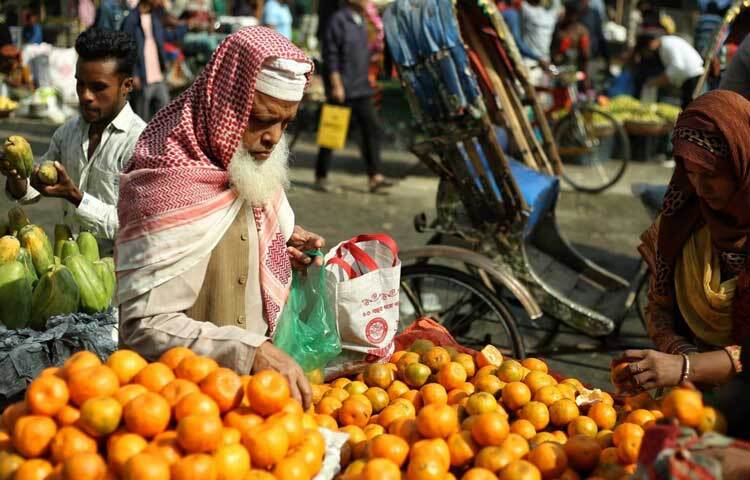 পছন্দের কমলা বেছে নিচ্ছেন ক্রেতারা।
