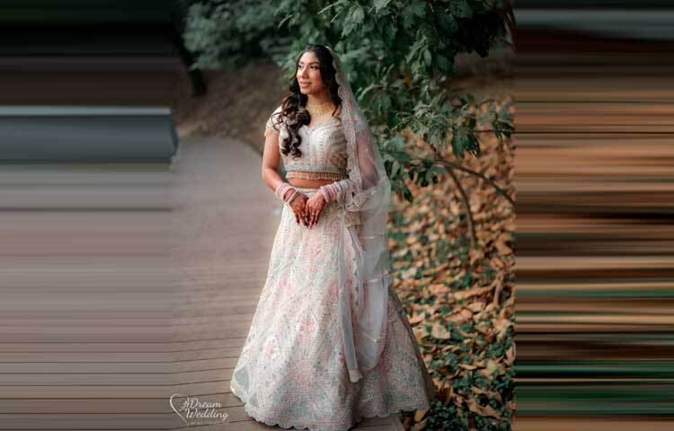 শিমু পরেছিলেন সাদার সঙ্গে হালকা গোলাপি রঙের দৃষ্টিনন্দন পোশাক।