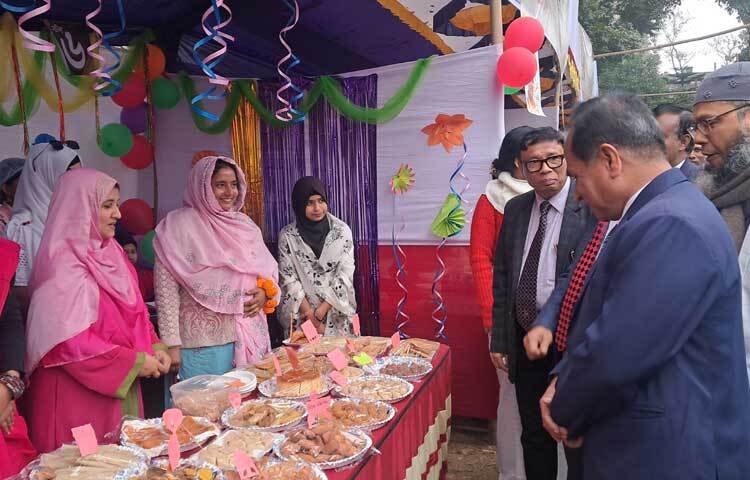 গুরুদয়াল সরকারি কলেজের শিক্ষক পরিষদের আয়োজনে ফুলে সজ্জিত ফিতা কেটে পিঠা উৎসবের উদ্বোধন করেন অধ্যক্ষ প্রফেসর আ.ন.ম. মুশতাকুর রহমান।